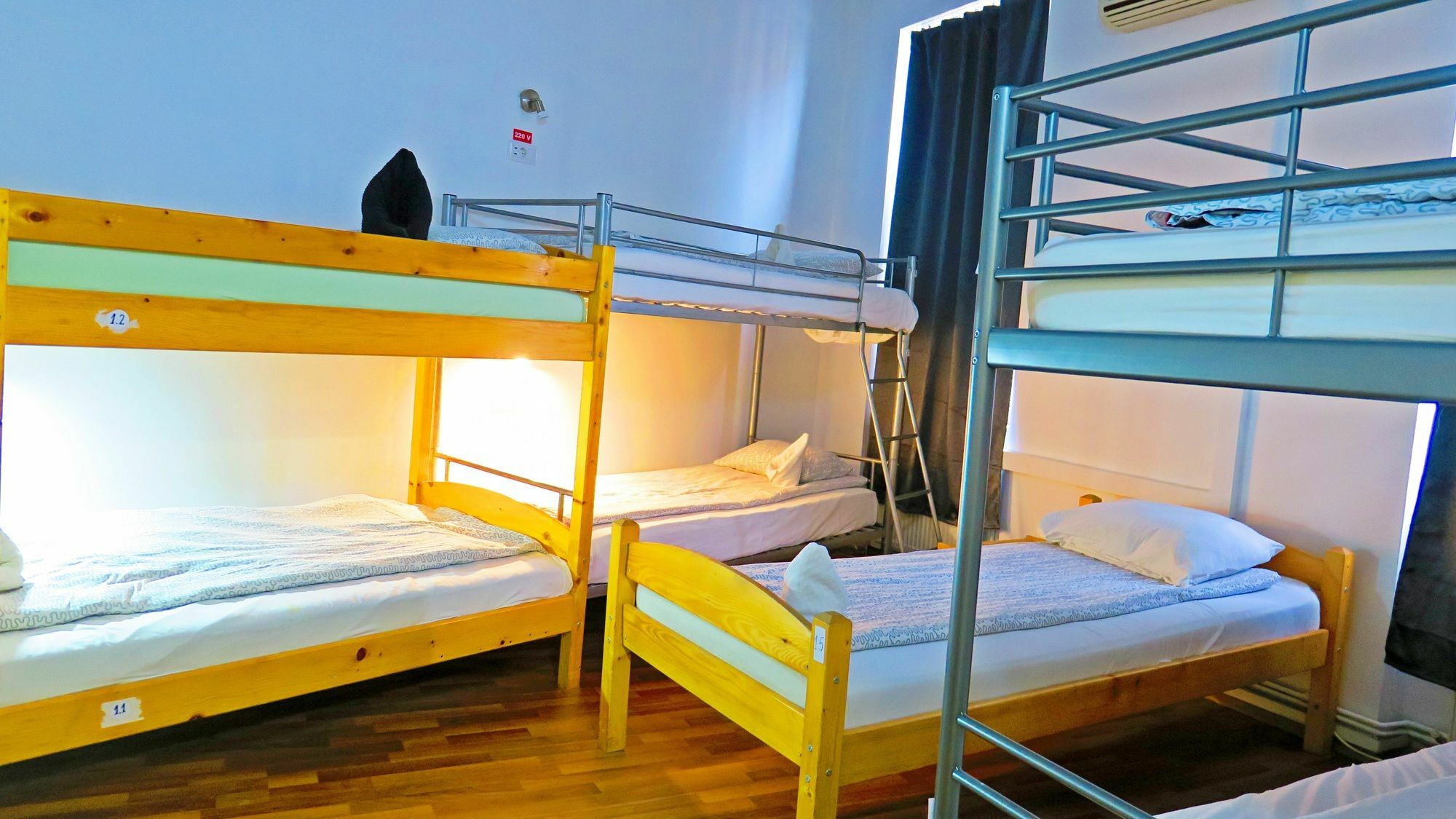 The Evil Clown Hostel Brasov Exterior photo